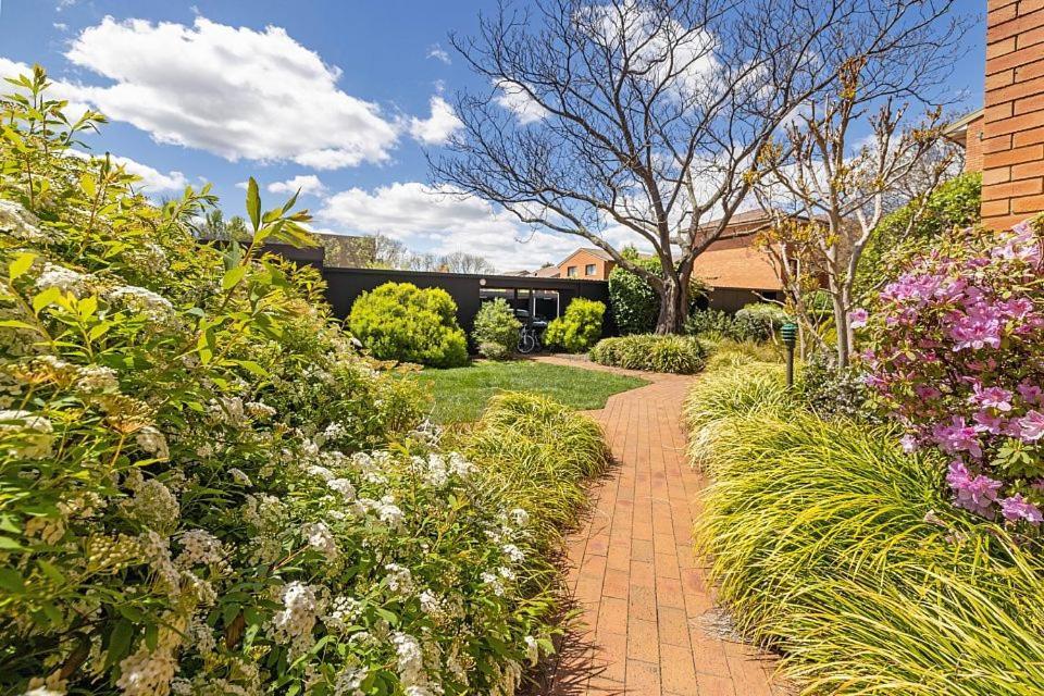 Oxley Court Serviced Apartments Canberra Exteriör bild