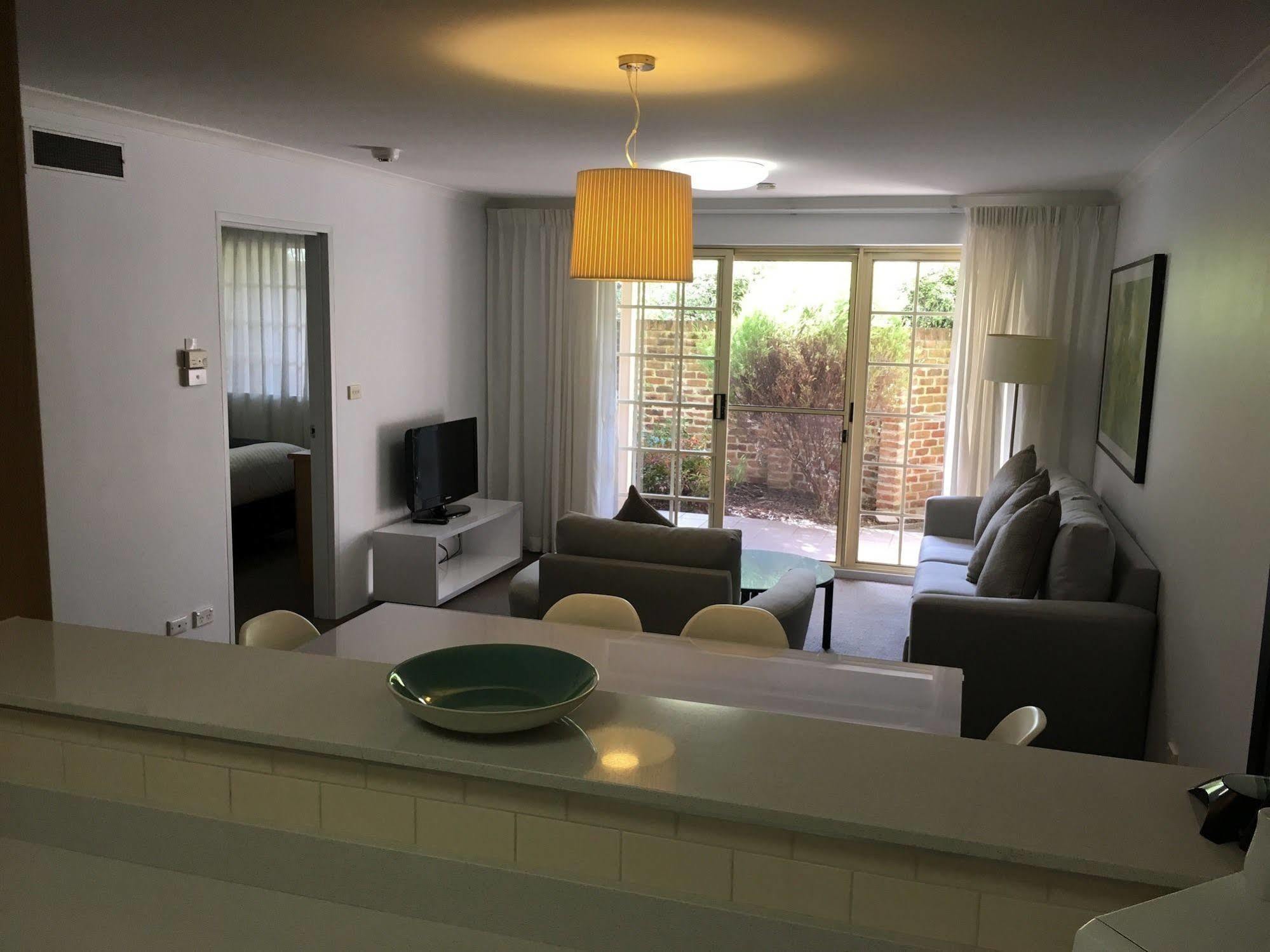 Oxley Court Serviced Apartments Canberra Exteriör bild